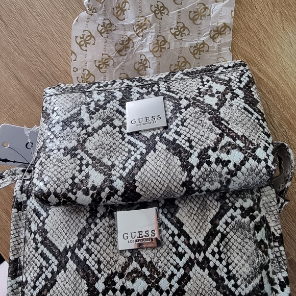! GUESS SNAKESKIN PATTERN SET OF TWO MAKEUP BAGS ! - Picture 2 of 4